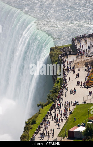 Blick auf den Horseshoe Falls und Touristen vom Skylon Tower, Niagara Falls, Ontario, Kanada. Stockfoto