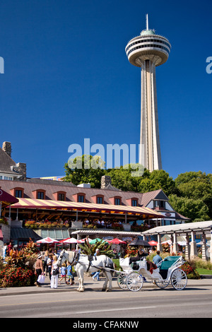 Skylon Tower und Pferdekutsche in Niagara Falls, Ontario, Kanada. Stockfoto