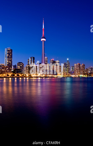 Toronto Skyline bei Nacht gesehen von Island Airport, Ontario, Kanada. Stockfoto