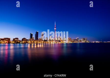 Toronto Skyline bei Nacht gesehen von Island Airport, Ontario, Kanada. Stockfoto