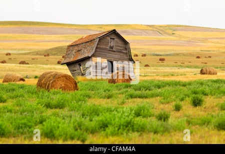 Verdrehte Scheune in der kanadischen Prärie, in der Nähe von Big Muddy Badlands, Saskatchewan, Kanada. Stockfoto