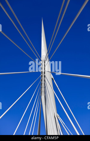 Support für Kabel von der Esplanade Riel Brücke. Eine Kabelbrücke Aufenthalt in Winnipeg, Manitoba, Kanada. Stockfoto