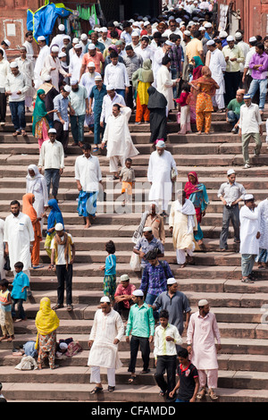 Menschen verlassen die Jama Masjid (Freitagsmoschee) nach dem Freitagsgebet, Alt-Delhi, Delhi, Indien Stockfoto