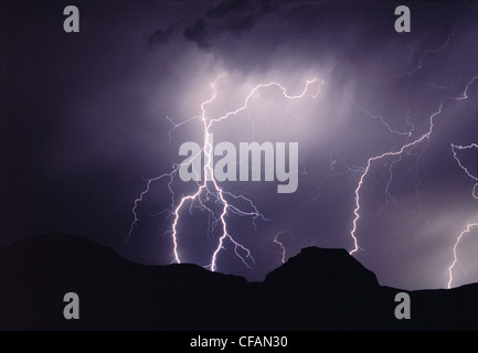 Blitz Sturm in der Nacht über Burg Butte, Big Muddy Badlands, Saskatchewan, Kanada Stockfoto