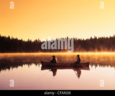 Paar Kanufahren und Angeln, Barsch See, Duck Mountain Provincial Park, Manitoba, Kanada Stockfoto