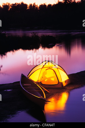 Silhouette der paar camping im Zelt am Flussufer, Whiteshell Fluss Whiteshell Provincial Park, Manitoba, Kanada Stockfoto