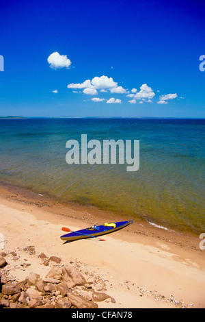 Kajak am Strand, Boughton Island, Prince Edward Island, Canada. Stockfoto