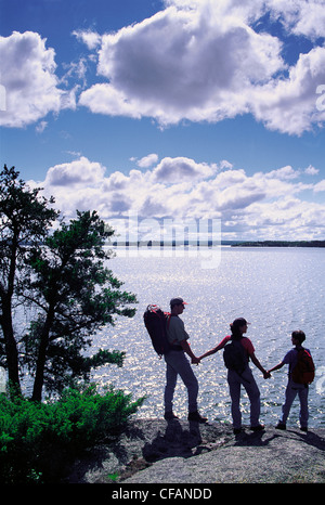 Familie Wandern entlang der Klippe genießt die Aussicht, Big Nutimik Lake, Whiteshell Provincial Park, Manitoba, Kanada Stockfoto