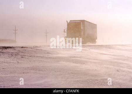 Ein Sattelschlepper auf dem Trans-Canada Highway bei stürmischem Wetter in der Nähe von Winnipeg, Manitoba, Kanada Stockfoto