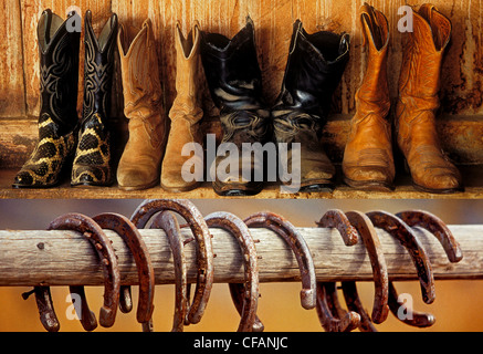 Westlichen Motiv mit Cowboy-Stiefel und Hufeisen auf Display, Britisch-Kolumbien, Kanada Stockfoto