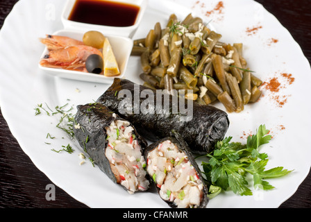 Souffle von Filet vom Zander, Garnelen, Krebsfleisch, Kokosnuss und Lauch eingewickelt in Nori garniert mit grünen Bohnen Stockfoto