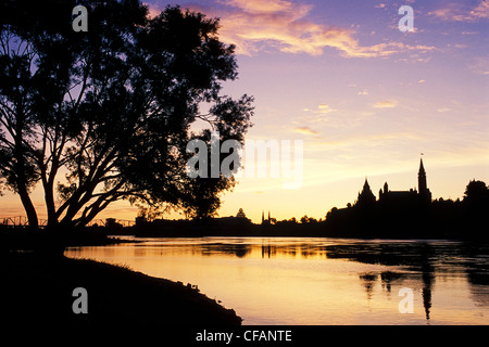 Sunrise-Silhouette der Parlamentsgebäude und Ottawa River, Ottawa, Ontario, Kanada Stockfoto