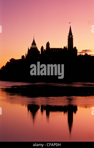 Sonnenaufgang über dem Silhouette Parlamentsgebäude und Ottawa River, Ottawa, Ontario, Kanada Stockfoto