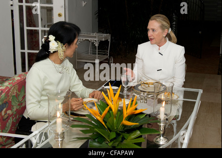 US-Außenministerin Hillary Rodham Clinton trifft sich mit pro-demokratischen Oppositionsführerin Aung San Suu Kyi zum Abendessen in der US-Chef der Mission Residenz 1. Dezember 2011 in Rangun, Myanmar. Stockfoto