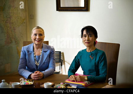 US-Außenministerin Hillary Rodham Clinton und pro-demokratischen Oppositionsführerin Aung San Suu Kyi treffen in ihrer Heimat 2. Dezember 2011 in Rangun, Myanmar. Stockfoto