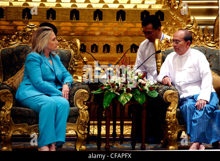 US-Außenministerin Hillary Clinton trifft Myanmars Präsidenten U Thein Sein im Büro des Präsidenten 1. Dezember 2011 in der Hauptstadt Naypyitaw, Myanmar. Stockfoto
