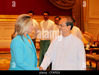 US-Außenministerin Hillary Clinton trifft Myanmars Präsidenten U Thein Sein im Büro des Präsidenten 1. Dezember 2011 in der Hauptstadt Naypyitaw, Myanmar. Stockfoto