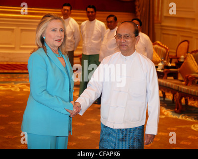 US-Außenministerin Hillary Clinton trifft Myanmars Präsidenten U Thein Sein im Büro des Präsidenten 1. Dezember 2011 in der Hauptstadt Naypyitaw, Myanmar. Stockfoto