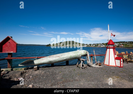 Riesenkalmar Modell und Miniatur Leuchtturm in Dildo Hafen, Neufundland und Labrador, Kanada. Stockfoto