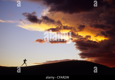 Silhouette Frau Laufstrecke Grat in Richtung Stockfoto