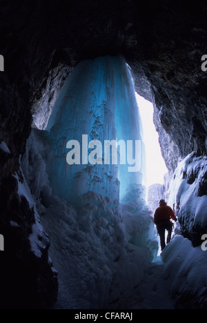 Ein Eiskletterer machen seine Weise herauf die Kerze Maker WI 4, Ghost River, Ausläufer, Rocky Mountains, Alberta, Kanada Stockfoto