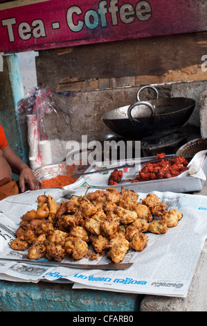 Frittierte indischen Street Food für den Verkauf in einem schmutzigen indischen Street Cafe. Andhra Pradesh, Indien Stockfoto