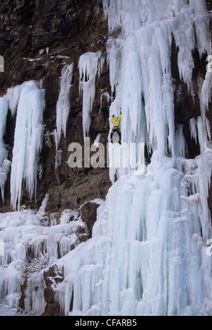 Ein Eiskletterer auf seinem Weg von Wiser Deluxe WI 5, Grand Manan Island, New Brunswick, Kanada Stockfoto