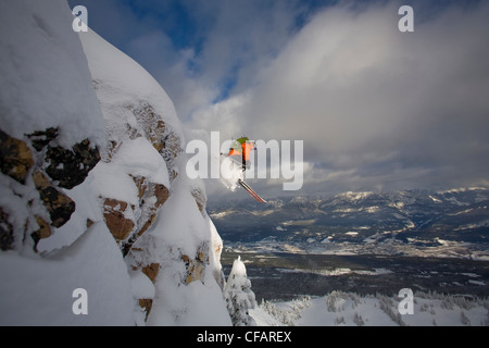 Ein Skifahrer fangen große Luft im Hinterland der Kicking Horse, Golden, British Columbia, Kanada Stockfoto