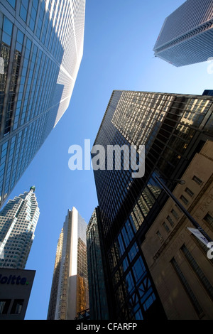 Niedrigen Winkel Ansicht der Bay Street Gebäude, Toronto, Ontario, Kanada Stockfoto