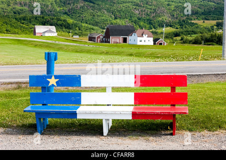 Acadian lackierte Bank in Cheticamp, Cape Breton, Nova Scotia, Kanada. Stockfoto