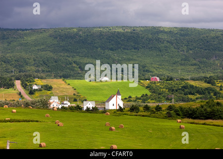 Heuballen und Bauernhöfe in Margaree, Cape Breton, Nova Scotia, Kanada. Stockfoto