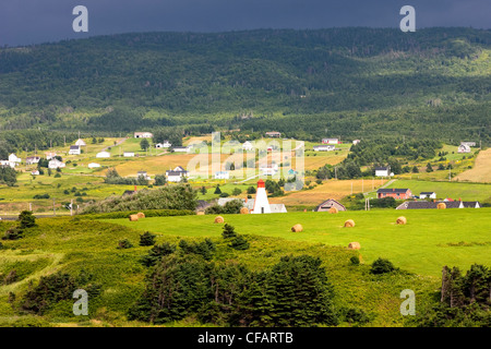 Heuballen und Bauernhöfe in Margaree, Cape Breton, Nova Scotia, Kanada. Stockfoto