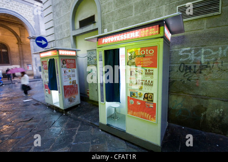 Zwei Fotoautomaten am Straßenrand in Florenz Italien Stockfoto