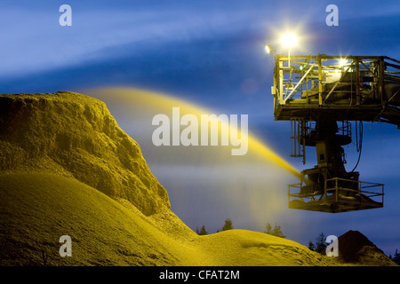 Maschinen, die Verbreitung von Holz-chips an der Elk Falls Sägemühle in Campbell River, Vancouver Island, British Columbia, Kanada Stockfoto