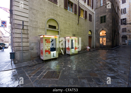 Zwei Fotoautomaten am Straßenrand in Florenz Italien Stockfoto