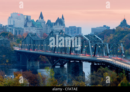 Blick von Ottawa, Ontario in der Abenddämmerung Rumpf, Quebec, Kanada. Stockfoto