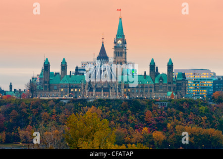 Ansicht des Parliament Hill in der Abenddämmerung in Ottawa, Ontario von Rumpf, Quebec, Kanada. Stockfoto