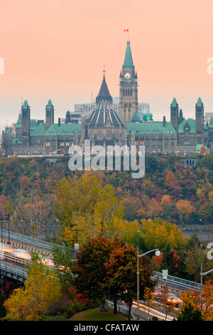 Ansicht des Parliament Hill in der Abenddämmerung in Ottawa, Ontario von Rumpf, Quebec, Kanada. Stockfoto