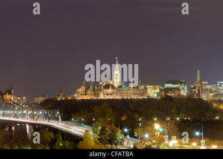 Ansicht des Parliament Hill in der Nacht in Ottawa, Ontario von Rumpf, Quebec, Kanada. Stockfoto