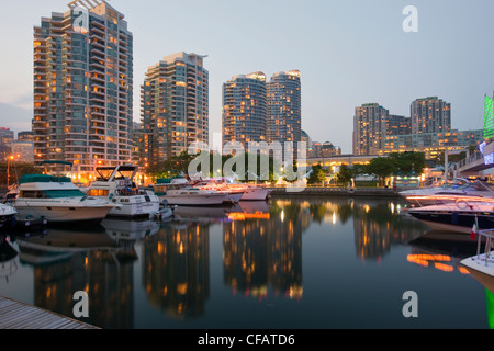 Waterfront Marina in der Abenddämmerung, Toronto, Ontario, Kanada. Stockfoto