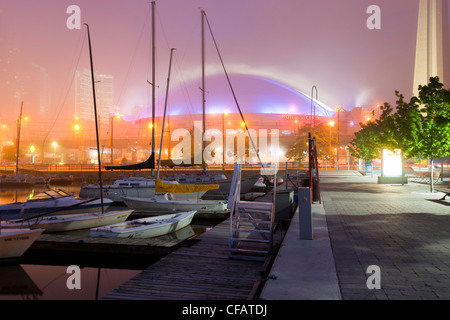 Rogers Centre bei Nacht mit Wasser im Vordergrund, Toronto, Ontario, Kanada. Stockfoto