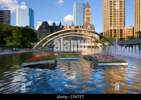 Widerspiegelnder Teich am Nathan Phillips Square, Toronto, Ontario, Kanada. Stockfoto