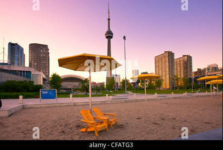 Toronto Waterfront Strand in der Abenddämmerung mit CN Tower im Hintergrund, Ontario, Kanada. Stockfoto