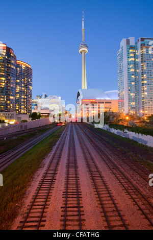 Blick auf den CN Tower und Toronto Skyline bei Nacht, Toronto, Ontario, Kanada. Stockfoto