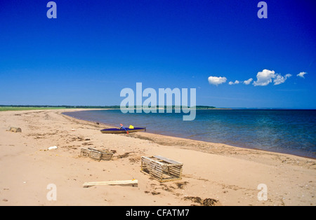 Leere Kajak am Strand auf Boughton Island, Prince Edward Island, Canada. Stockfoto