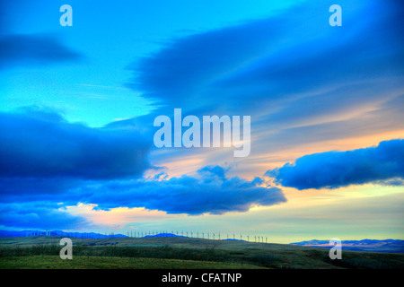 Windpark mit Chinook Wolken über Oberseite von ihnen in der Nähe von Pincher Creek, Alberta, Kanada Stockfoto