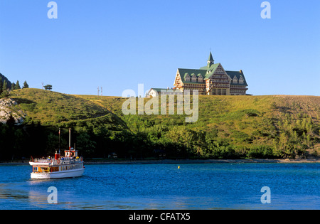 Ausflugsschiff vor Prince Of Wales Hotel, Waterton National Park, Alberta, Kanada. Stockfoto