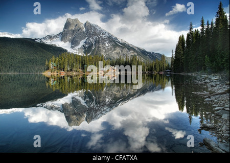 Emerald Lake mit Emerald Lake Lodge und Mount Burgess, Yoho Nationalpark, Britisch-Kolumbien, Kanada Stockfoto