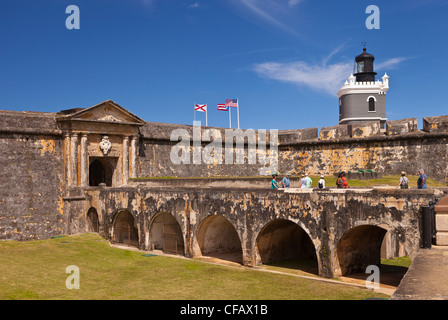 OLD SAN JUAN, PUERTO RICO - Touristen Ansatz Eingang zum Castillo San Felipe del Morro, historische Festung. Stockfoto