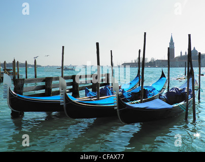 Drei Gondeln festgemacht im Canal Grande von Venedig, vor St. Markus Stockfoto